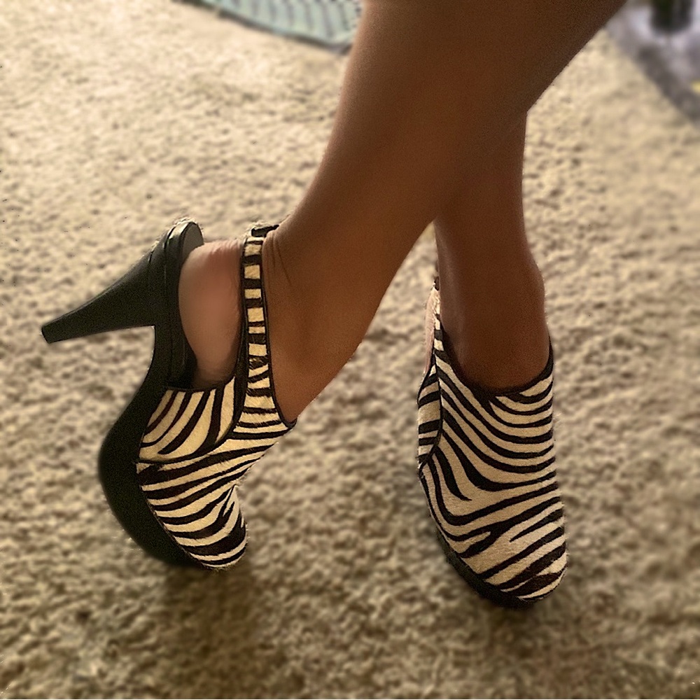 Comfy Zebra heels by me too!! Great for themed parties or Zebra print girlies 💜